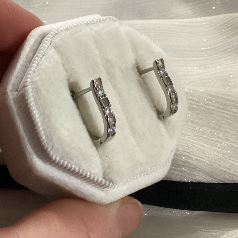 💕Minimalist Petite  Sterling Silver Cz Diamond C Hoop Horseshoe Earrings